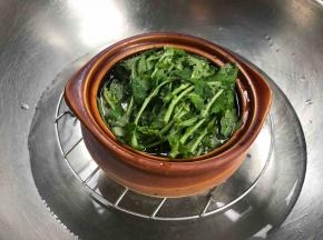 加入艾叶和适量清水，热水下锅蒸半小时