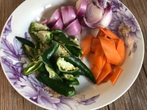 洋葱、胡萝卜、青椒洗净切片备用