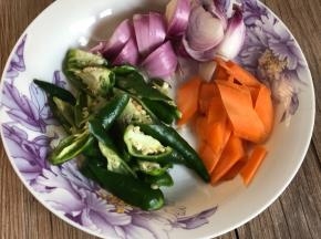 洋葱、胡萝卜、青椒洗净切片备用