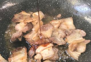 淋入料酒和老抽，炒香