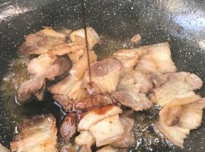 淋入料酒和老抽，炒香
