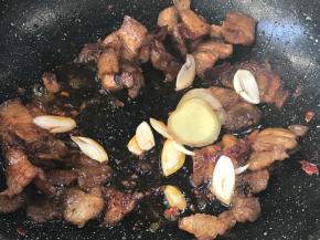 加入姜片和蒜片爆香