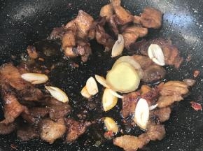 加入姜片和蒜片爆香