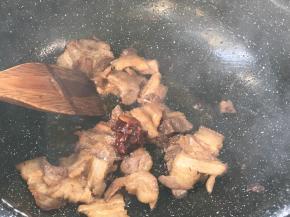 加入豆瓣酱炒匀至出红油