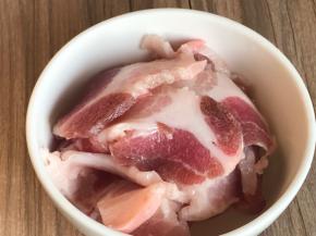 五花肉洗净，切薄片备用