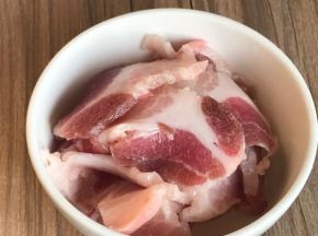 五花肉洗净，切薄片备用