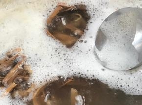 转小火撇去浮末，熬煮2小时，