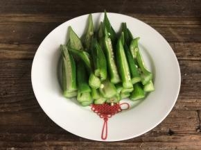 捞出沥干水分，切两半装入盘中