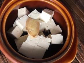 姜片放入豆腐中