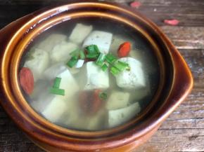 撒入枸杞和葱花