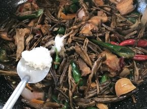 调入盐、胡椒粉、味精、生抽炒匀入味