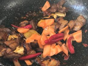 加入胡萝卜和小米辣翻炒至断生