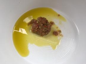 放入蒜蓉剁椒炒香