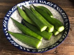 秋葵去蒂，洗净沥水