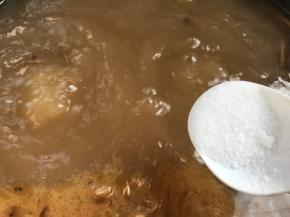 熬至猪肘子熟烂，加盐调味即可