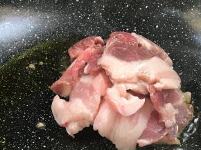 放入五花肉煎炒至表面金黄