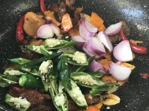 加入洋葱和青椒炒均匀