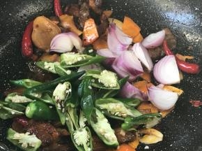 加入洋葱和青椒炒均匀