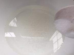 锅烧开水，加入少许盐，几滴油