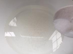 锅烧开水，加入少许盐，几滴油