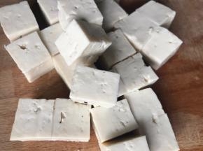 豆腐洗净切小丁