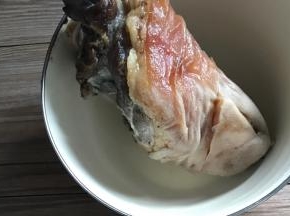 腊肘子洗净沥水