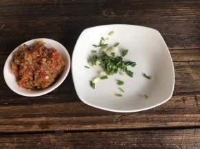 备好葱花和蒜蓉剁椒