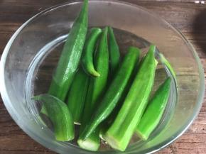 捞出放入凉开水中浸泡至凉