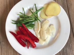 备好姜片、蒜片、葱段、小米辣