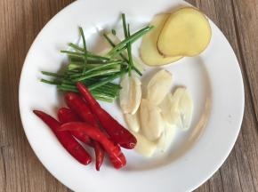 备好姜片、蒜片、葱段、小米辣