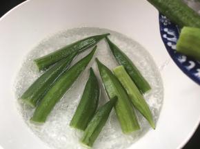 放入秋葵煮至断生