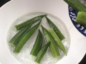 放入秋葵煮至断生