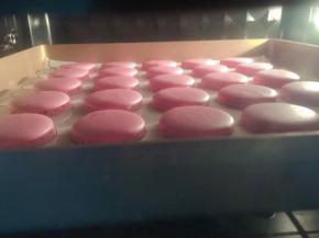 烤箱预热上下火150度10分钟，送进烤5分钟左右就可以出现漂亮的裙边，把温度降至130度继续烤10分钟即可。