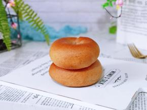 黑麦贝果出炉啦！表皮有韧性，非常有嚼劲。