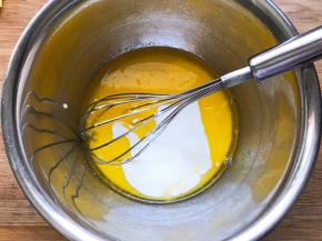 黄油软化成液体，淡奶油提前从冰箱拿出放至常温，，黄油和淡奶油混合搅拌均匀