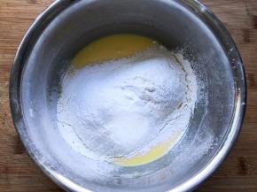 筛入低粉搅拌均匀