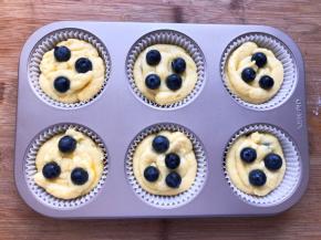 再挤入一半面糊至8分满，放上几颗蓝莓