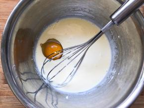 加入一个鸡蛋搅拌均匀