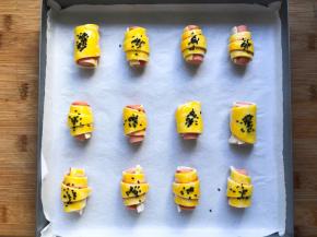 刷上蛋黄液，撒上黑芝麻