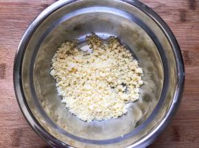 将酥粒全部材料混合，黄油软化，搓成颗粒感，