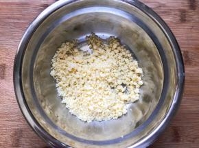 将酥粒全部材料混合，黄油软化，搓成颗粒感，