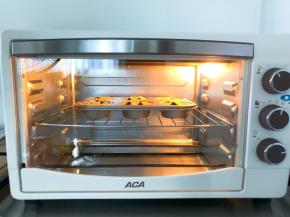 放入预热好的烤箱170度，中层上下火25到30分钟