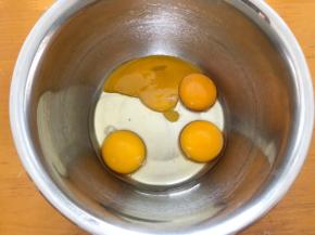3个蛋黄和一个全蛋一起放入盆中