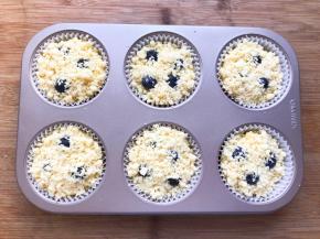 将酥粒撒在表面