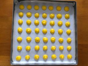 装入裱花袋，挤入烤盘，不要挤得太大，也不要挤太紧