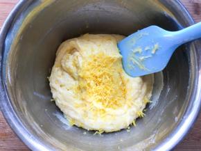 柠檬用盐洗干净，刮出皮屑，放入面糊中，搅拌均匀，