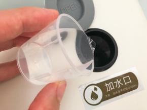 烤箱预热200度15分钟，这是ACA微蒸气烤箱，在上面加入20毫升水，烤的时候再加入20毫升水，微蒸气可以让手抓饼烤出来不会那么干