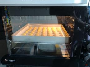 放入预热好的烤箱中层，上下火160度15分钟