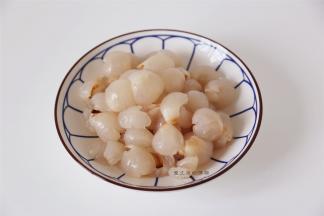 将荔枝去皮去核，带皮重是800克，去皮后大约是650克左右。