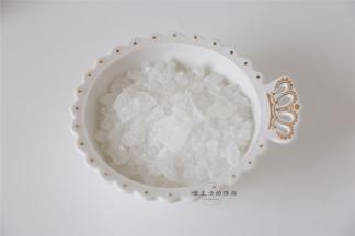 将冰糖敲碎一些，这样腌渍荔枝肉更容易融化。